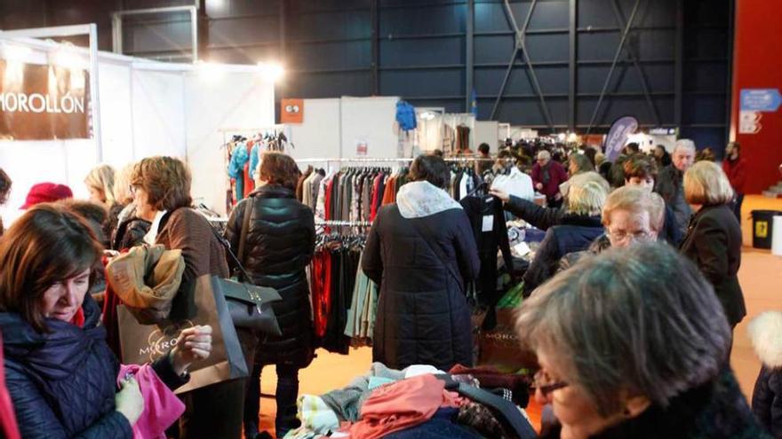 Visitantes en la Feria de stocks.