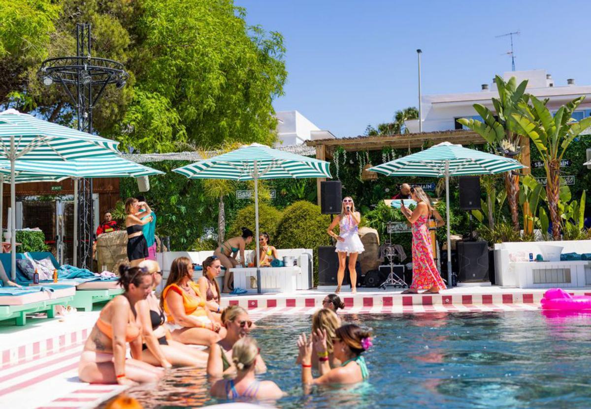 La piscina es el lugar ideal para combatir el calor. |