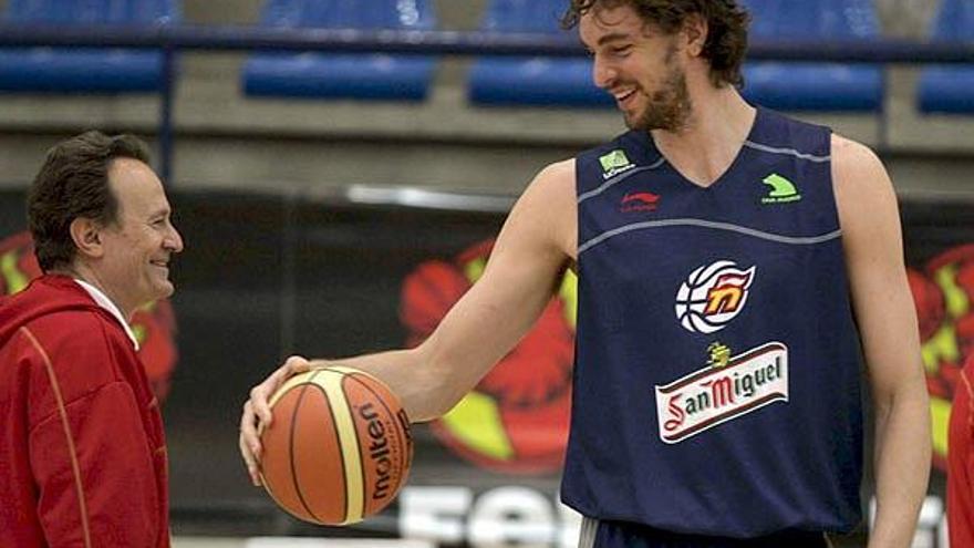 Pau Gasol, con el seleccionador Aíto García Reneses.