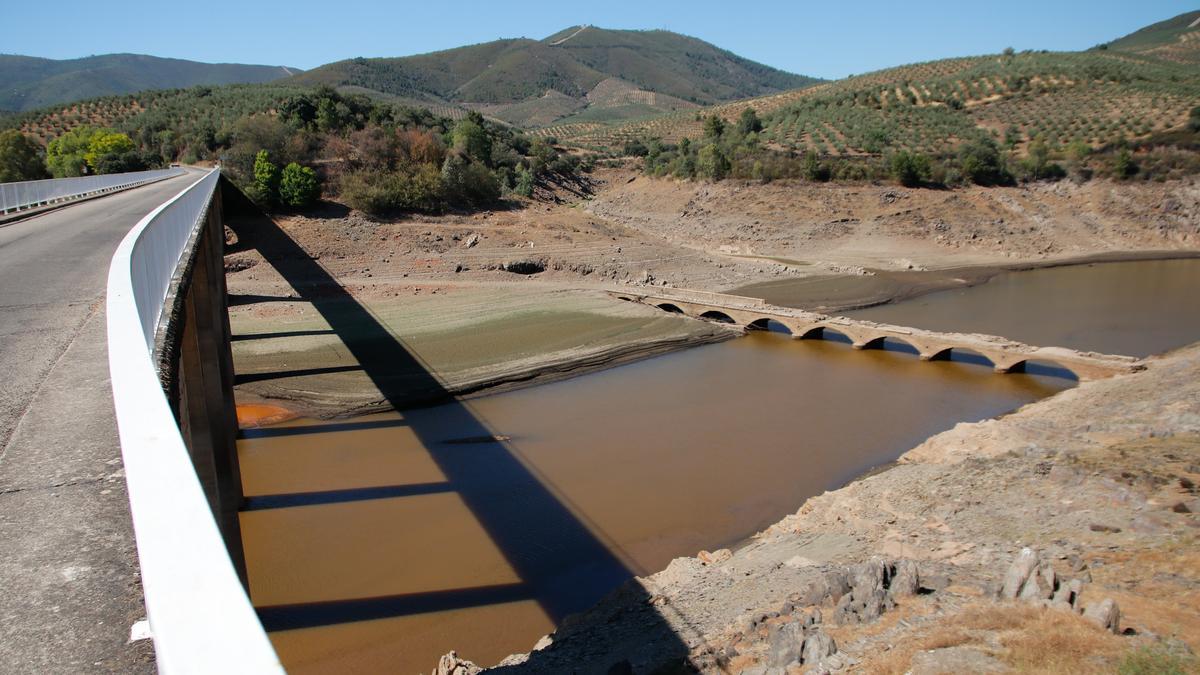 Cauce del río Los Ángeles, en la provincia de Cáceres, el pasado verano, cuando el bajo nivel dejó al descubierto los restos de un antiguo puente.