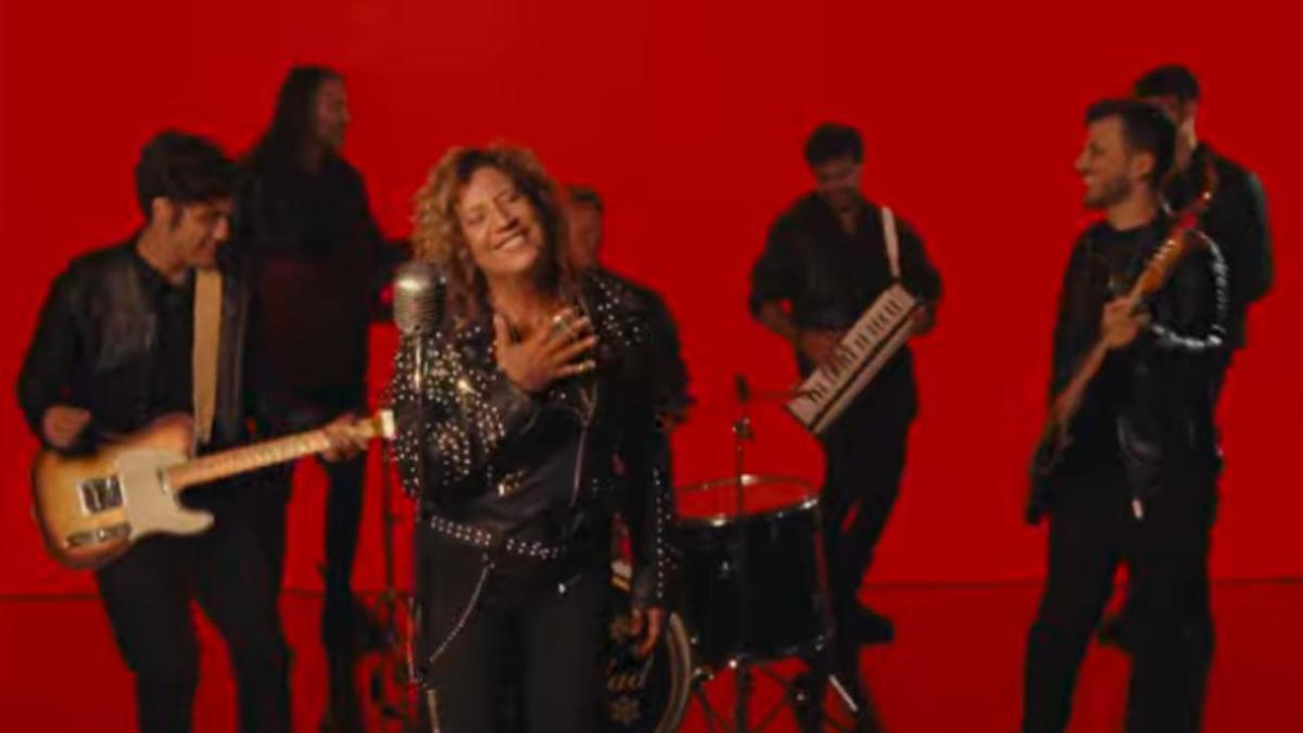 Captura del videoclip de la versión rockera del villancico Navidad en blanco, de la cantante Rosana Arbelo