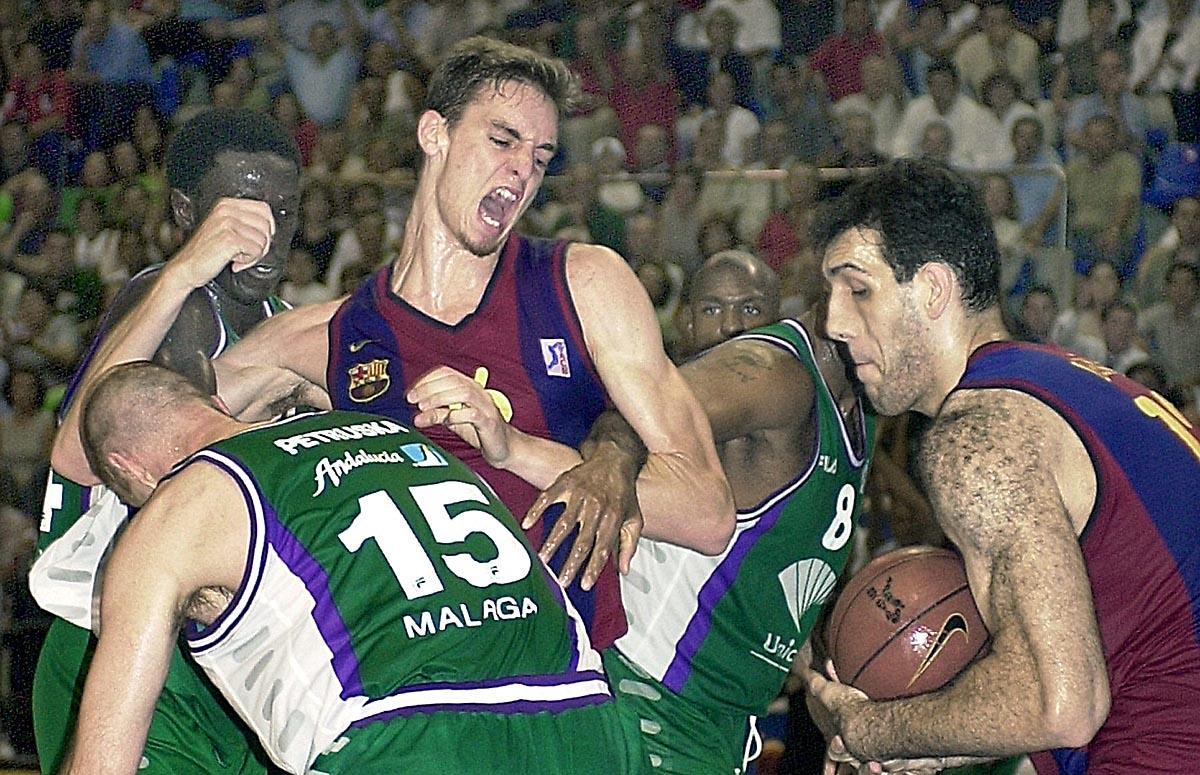 2001 Partido contra el Unicaja de Málaga,con Roberto Dueñas.