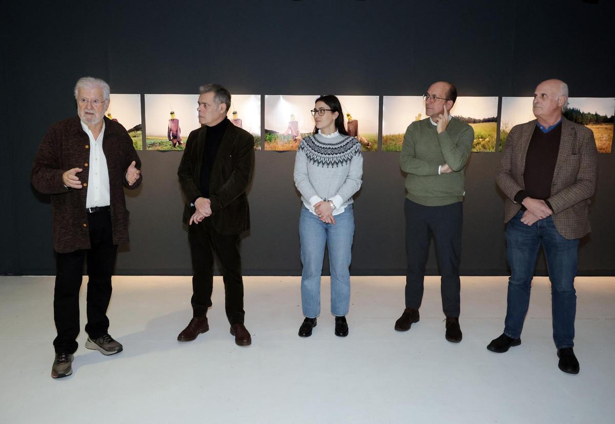 Inauguración de la exposición "Espantallos" del fotógrafo Manuel Sendón en la Fundación Laxeiro