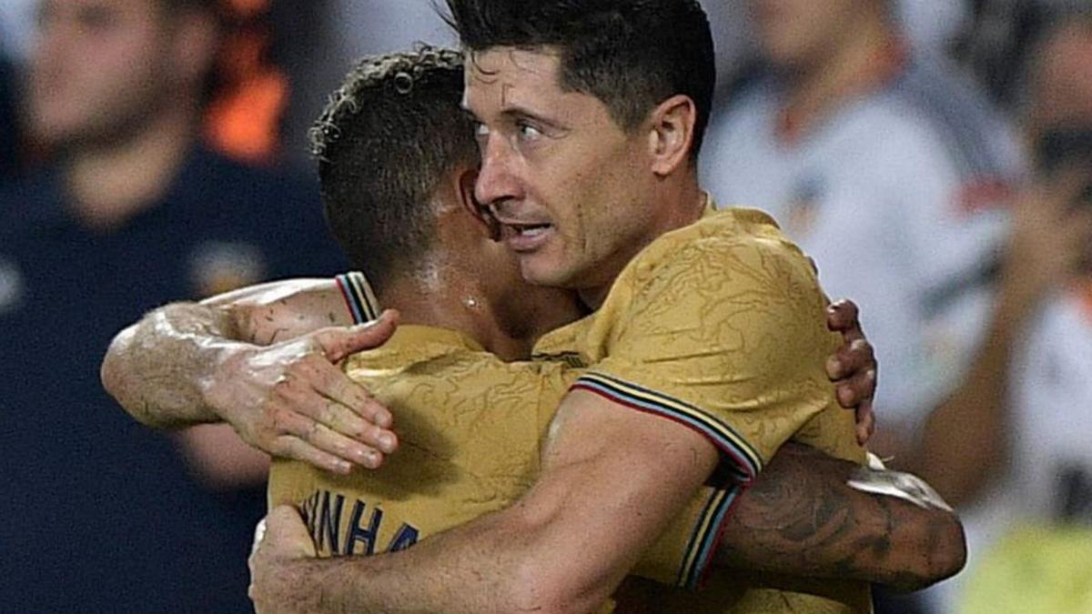 Lewandowski celebra su gol con Raphina. |  // PABLO MORANO / REUTERS
