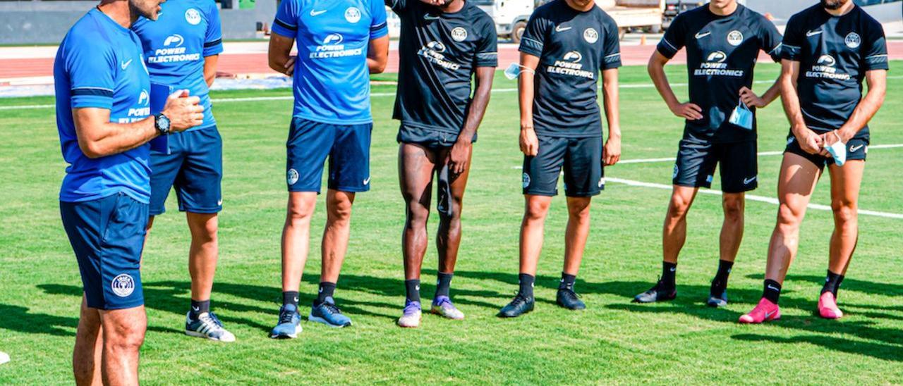 Juan Carlos Carcedo se dirige a sus futbolistas durante la última sesión de entrenamientos.