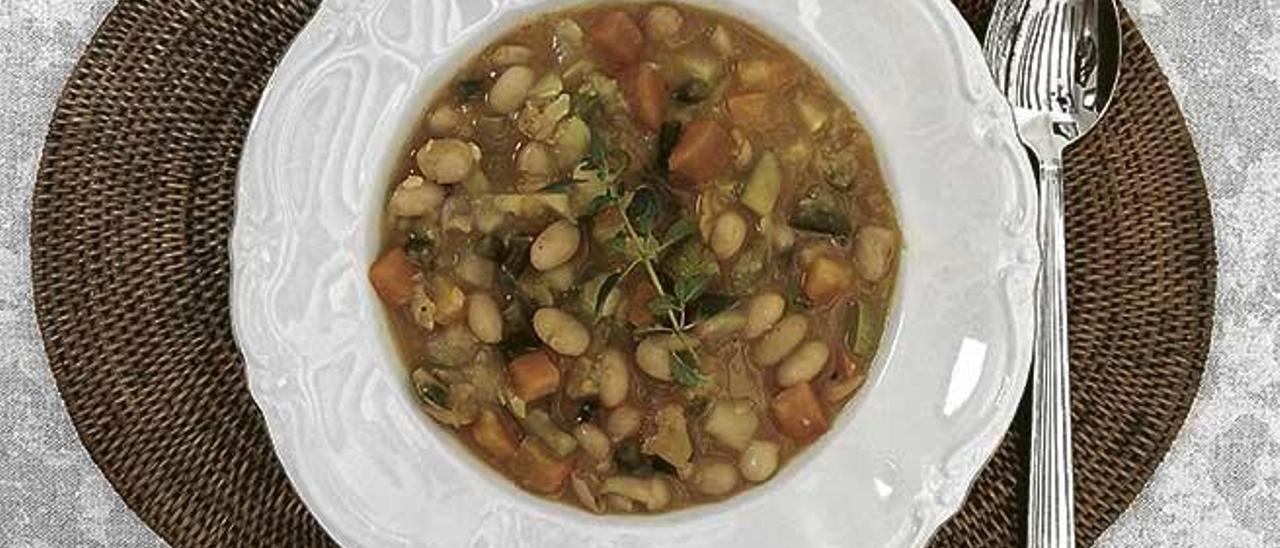 Un plat de escudella fresca acompanyat d&#039;olives i pebre envinegrat.