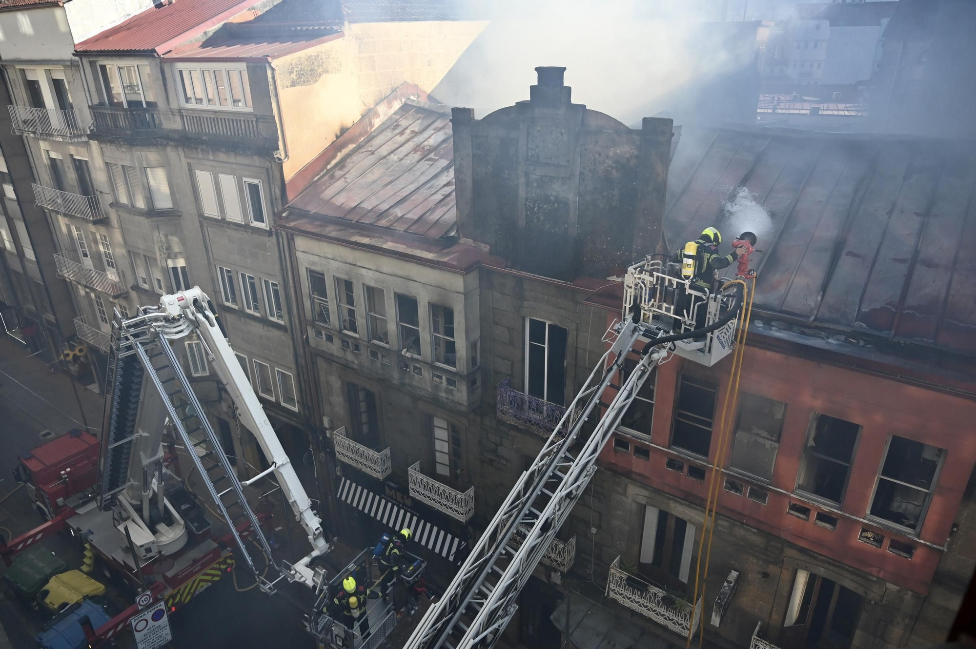 Dieciocho desalojados por el incendio de un edificio en el centro de Pontevedra