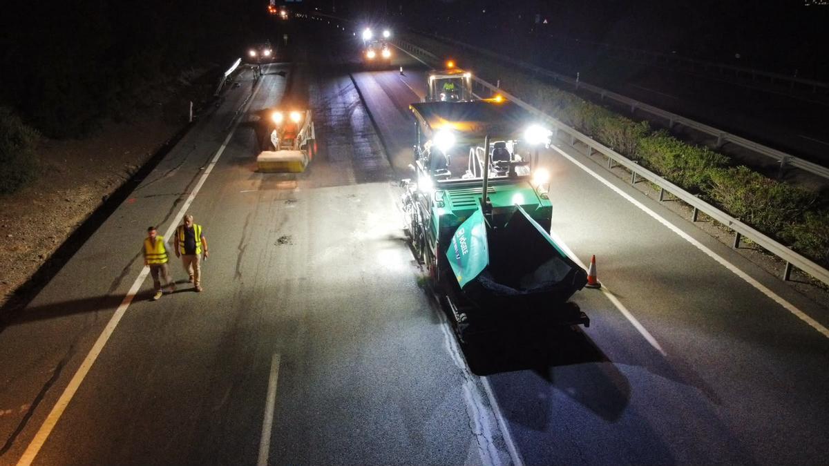 Trabajos de asfaltado en la A-92 en la comarca de Antequera.