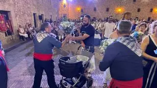 Santa Pola cubre de flores a la patrona en la última ofrenda de Lucas Galvañ como párroco