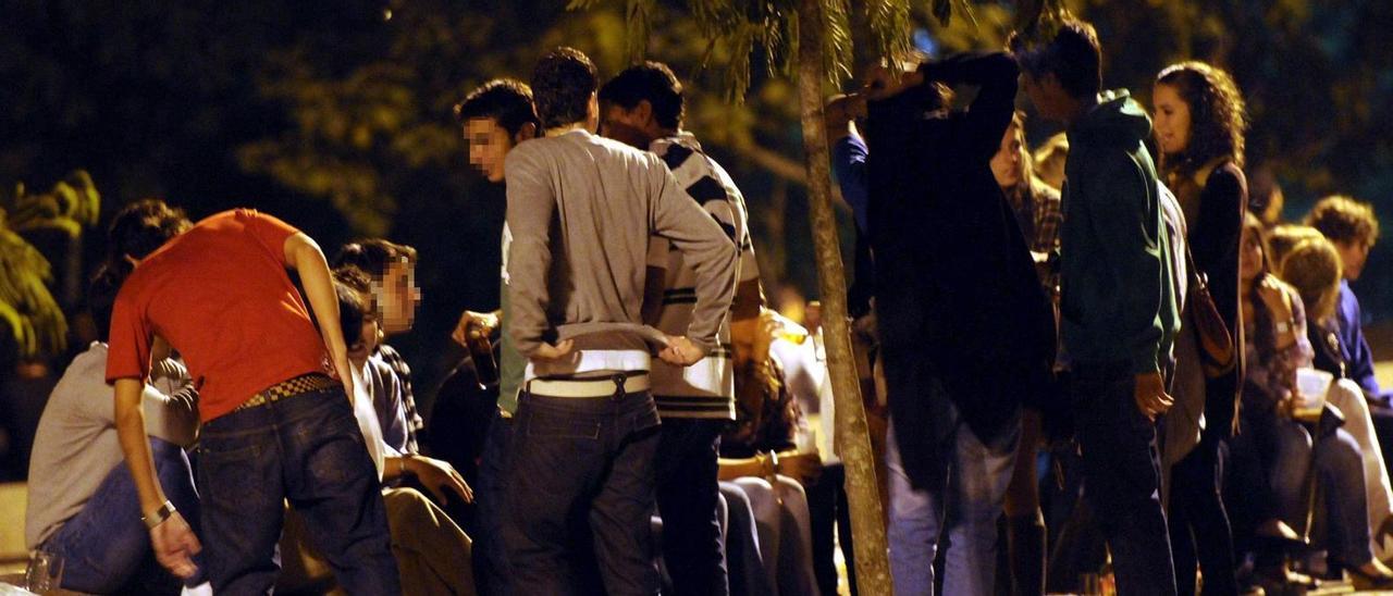 Una imagen del &quot;botellón&quot; en la explanada del recinto ferial, anterior a la normativa COVID