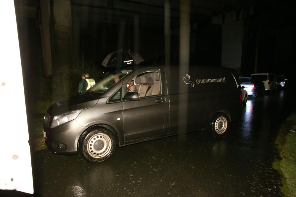 Un conductor muere al caer de un viaducto en A Cañ