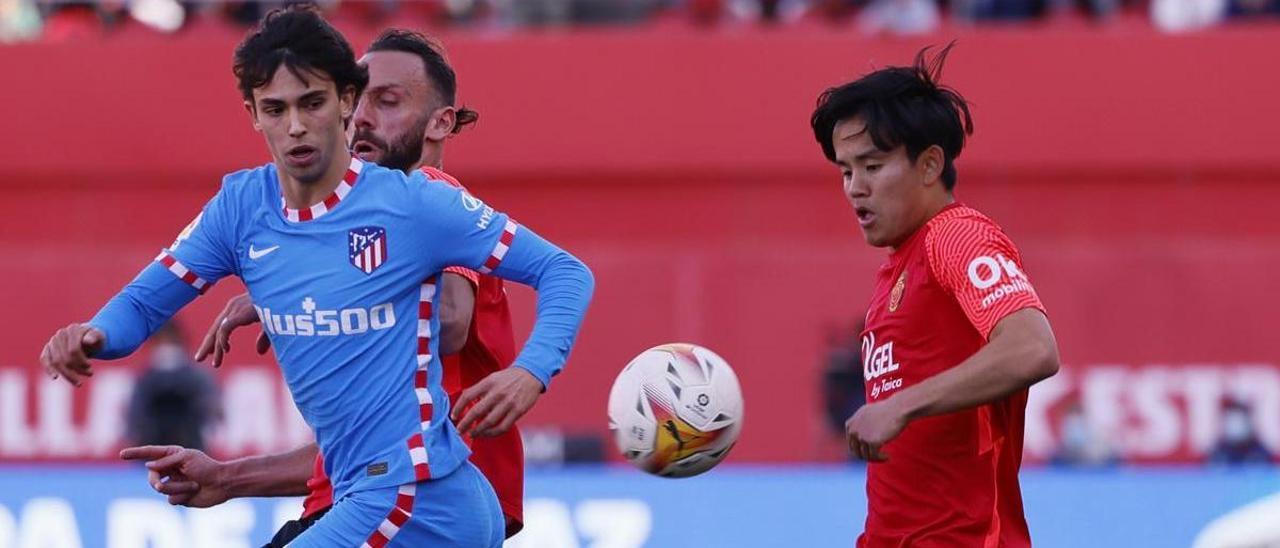 Kubo controla el balón ante la presión de Joao Félix.