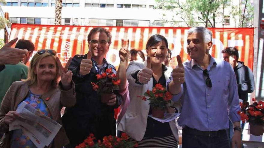 El candidato del PSOE al Ayuntamiento, Gómez, y la candidata a las Cortes, Sánchez en campaña.