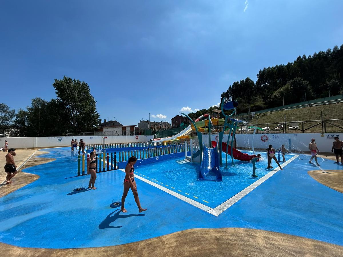 EN IMÁGENES: Asturianos y turistas disfrutan de una jornada en el parque acuático de Corvera EN IMÁGENES: Asturianos y turistas disfrutan de una jornada en el parque acuático de Corvera