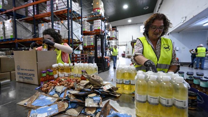 Dos voluntarias empaquetando alimentos durante una campaña /cedida