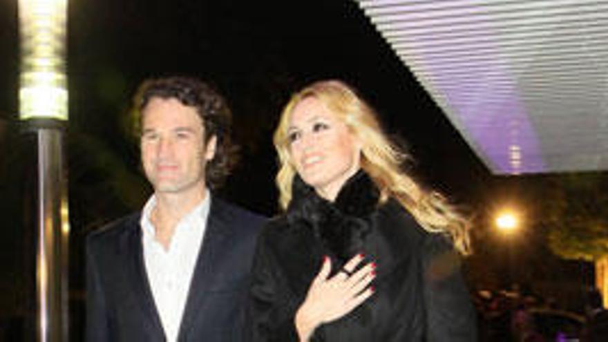 Carlos Moyá llegó acompañado de Carolina Cerezuela.