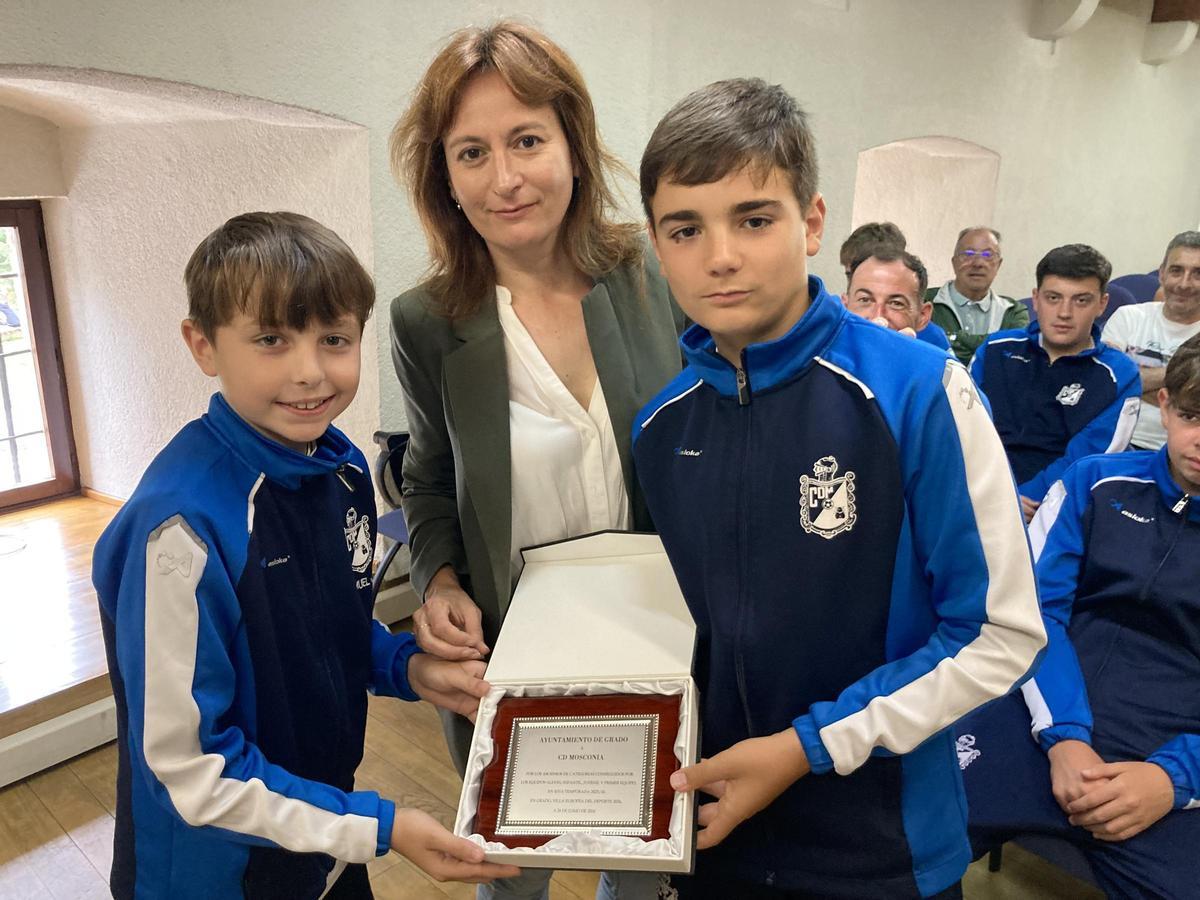 La concejala de Deportes, Lorena Cabo, entrega la placa conmemorativa a los jugadores del Mosconia