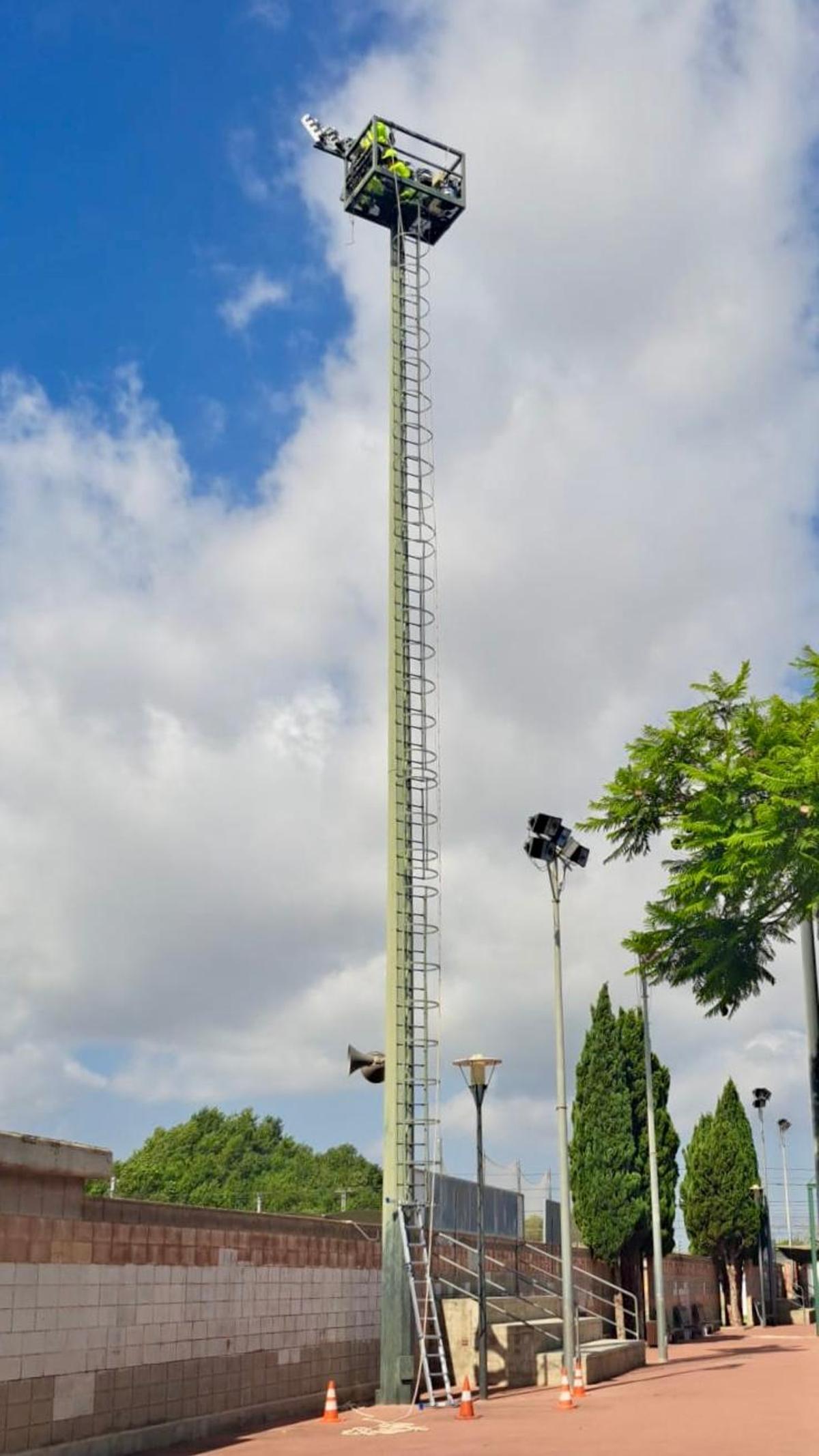 Renovacion de las torres de luz en el campo de fútbol de Silla.