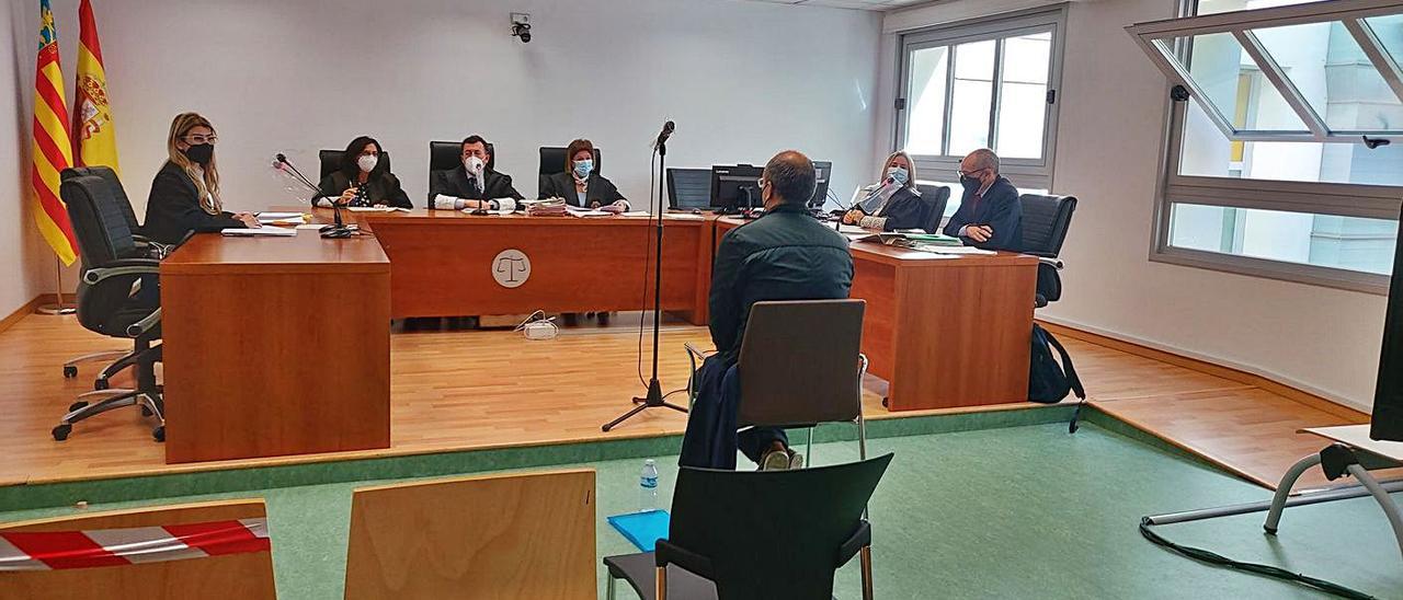 El acusado sentado de espaldas en el banquillo el día que se celebró el juicio.