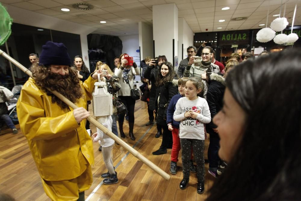 El angulero recoge cartas de los niños en el Acuario de Gijón