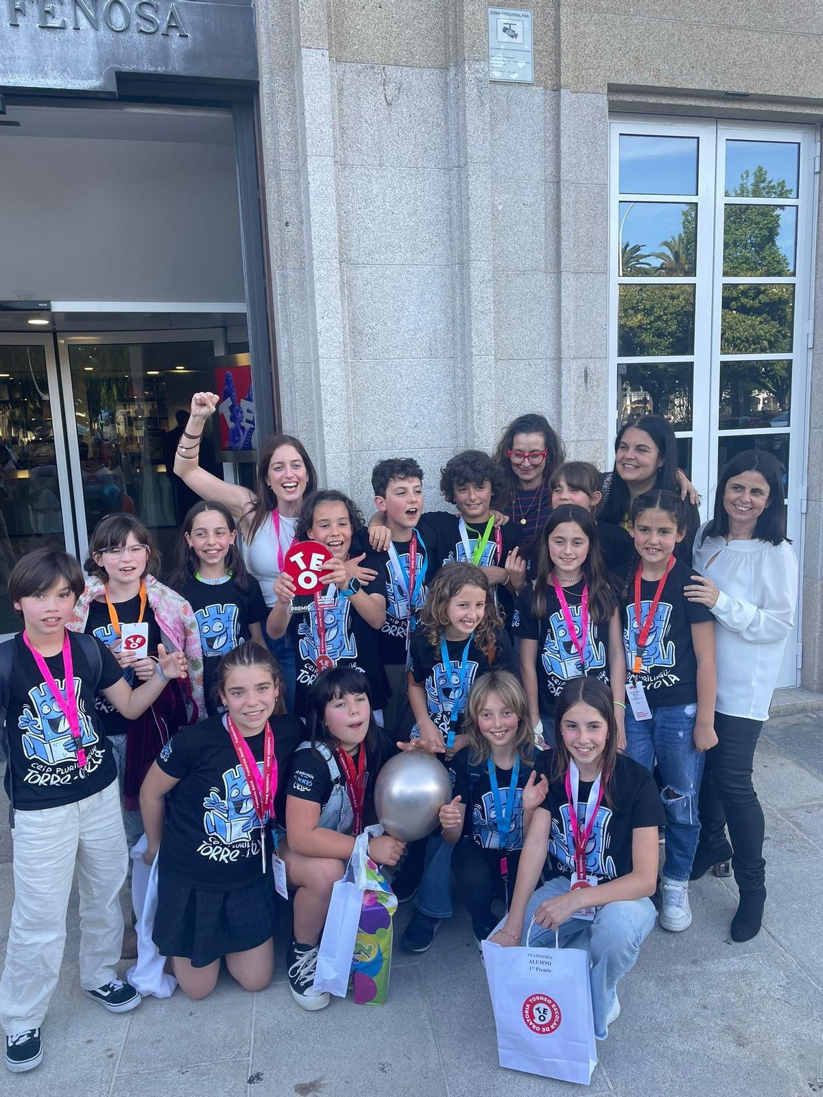 Los escolares de Cela celebran ayer su premio en el Torneo Escolar de Oratoria de la Fundación Barrié en A Coruña.