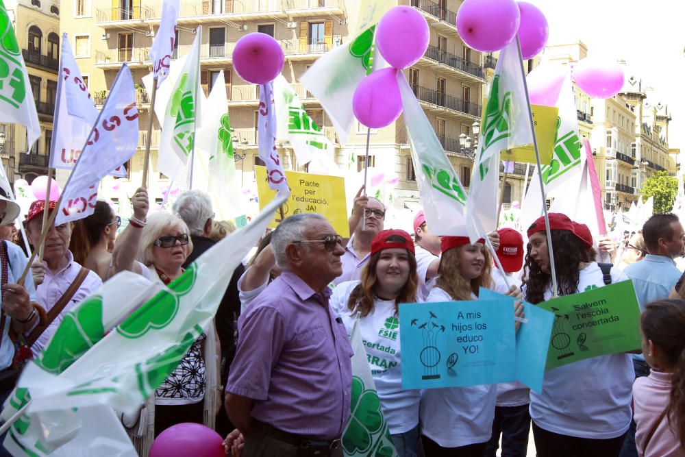 Cientos de alicantinos, en la protesta contra Marzà en Valencia