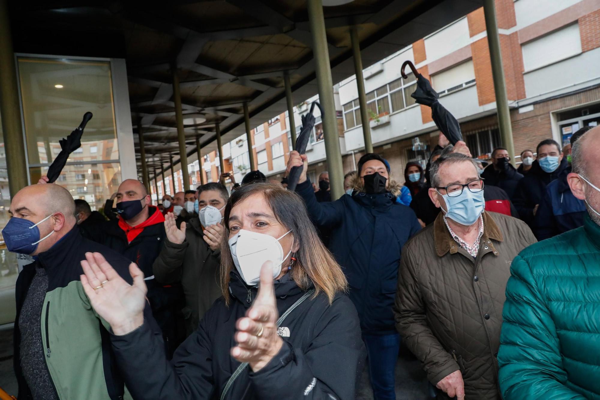 El escrache de los trabajadores de Alu Ibérica al presidente Barbón