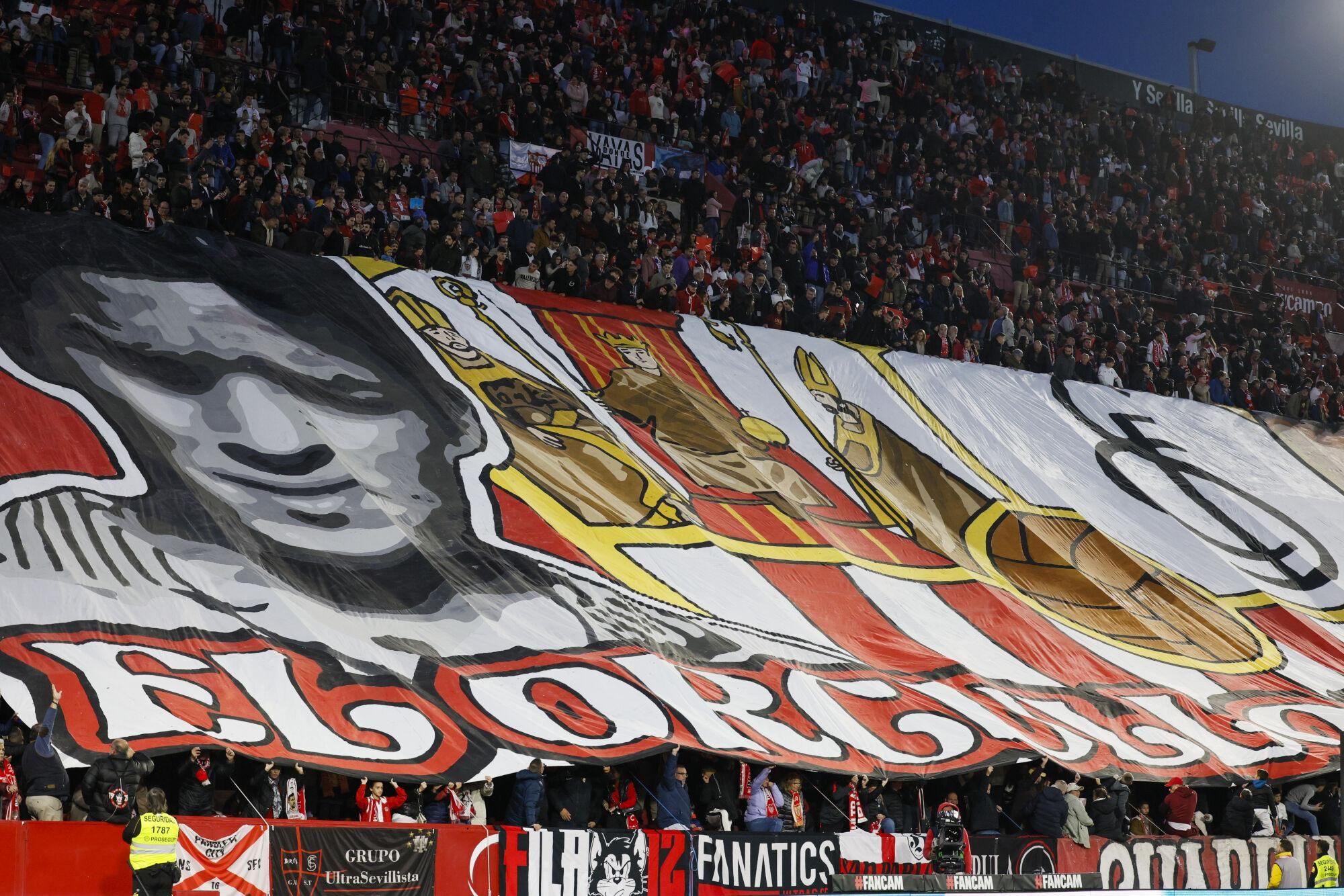 Sevilla, 14/12/2024.- Vista de la grada durante el homenaje al jugador del Sevilla, Jesús Navas, que ha recibido antes del inicio del encuentro correspondiente a la jornada 17 de Laliga EA Sports que disputan hoy sábado Sevilla y Celta en el estadio Sanchez Pizjuan de Sevilla. EFE/José Manuel Vidal.