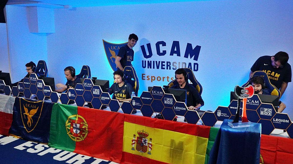 El coruñés David Sabater, mánager del equipo UCAM Esports, en una competición junto a los jugadores.