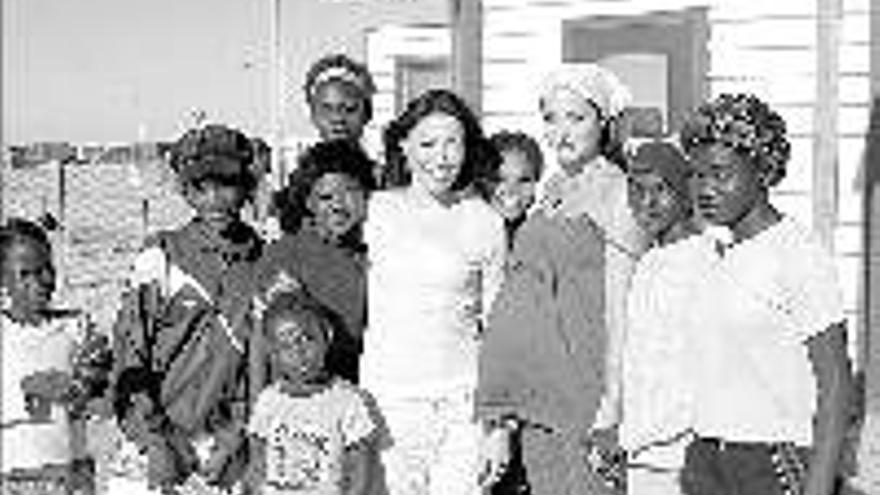 Angelina Jolie: DE MISIONES EN UNA BARRIADA DE NAMIBIA