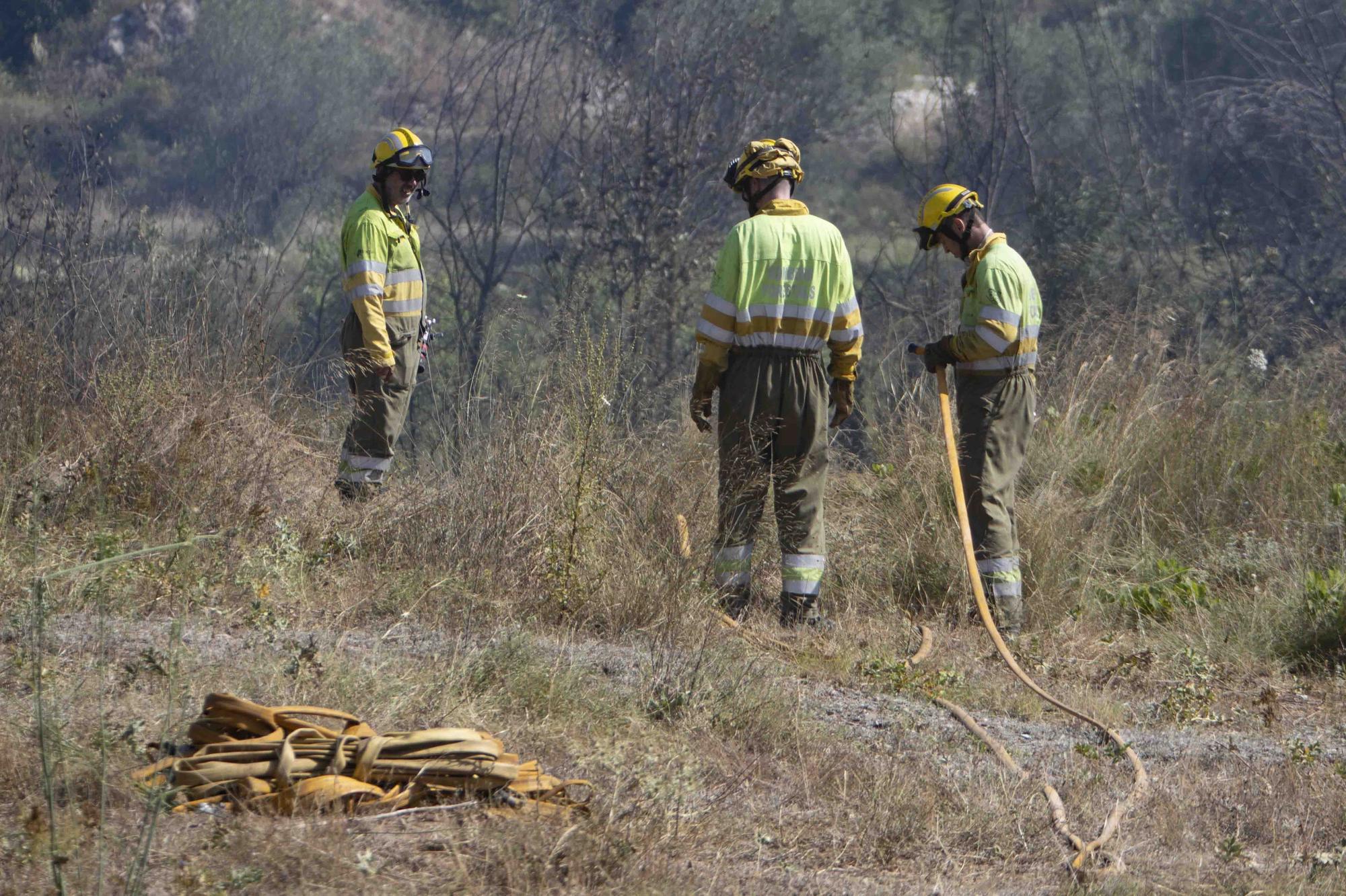 Los incendios de Ontinyent y L'Olleria movilizan una importancia dotación de bomberos y hasta 16 medios áreos