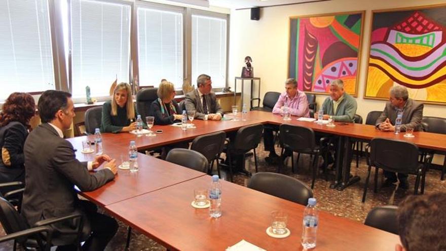 La delegada Patricia Alba, junto a la consejera Adelaida de la Calle y el alcalde de Mijas, Juan Carlos García Maldonado, en la reunión.