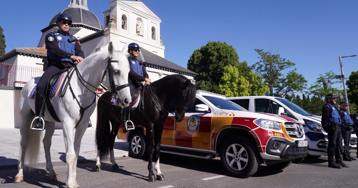 Policías a caballo frente a la Ermita de San Isidro.
