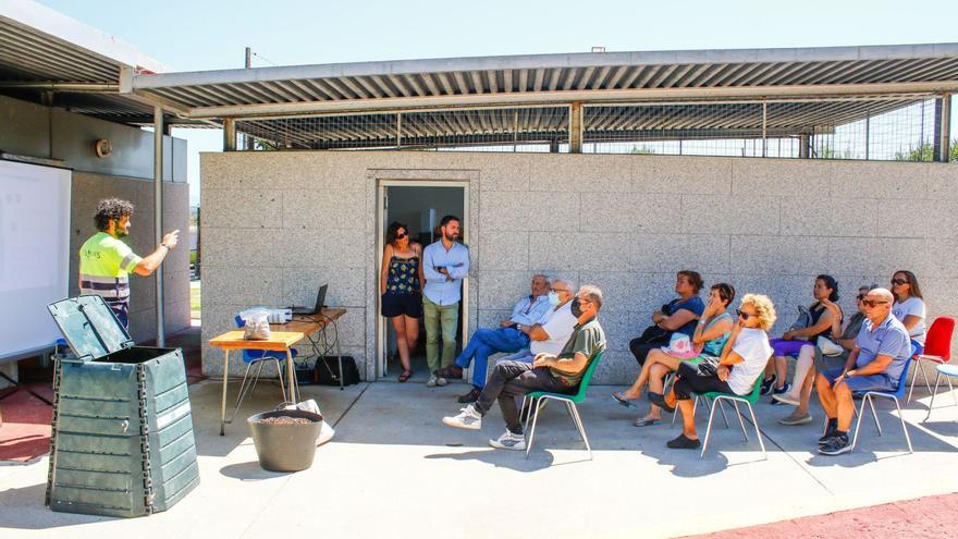 Un técnico imparte una charla a los vecinos sobre el uso de los composteros individuales, en Cambados.