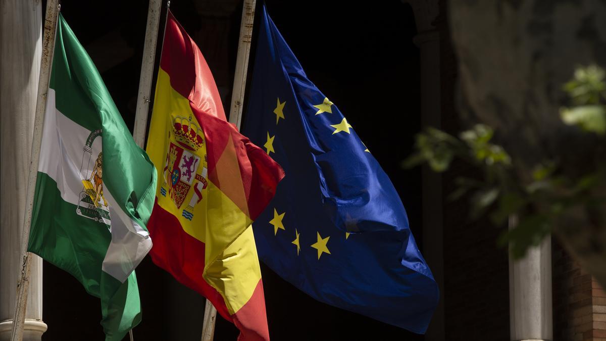 Las banderas de Andalucía, España y Europa, media asta.
