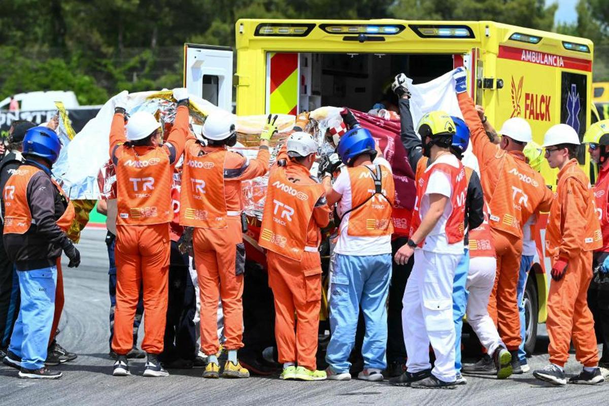 Alex Márquez (Gresini Racing MotoGP) es trasladado en camilla tras una caída durante el GP de Catalunya de MotoGP 2026 en Montmeló.