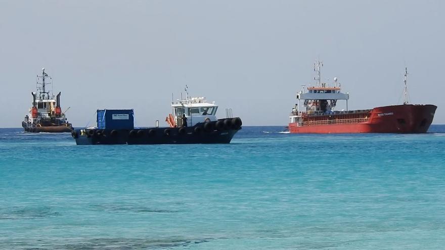 Desencallan el mercante 'River Thames' tras más de cuatro horas de trabajo en Formentera