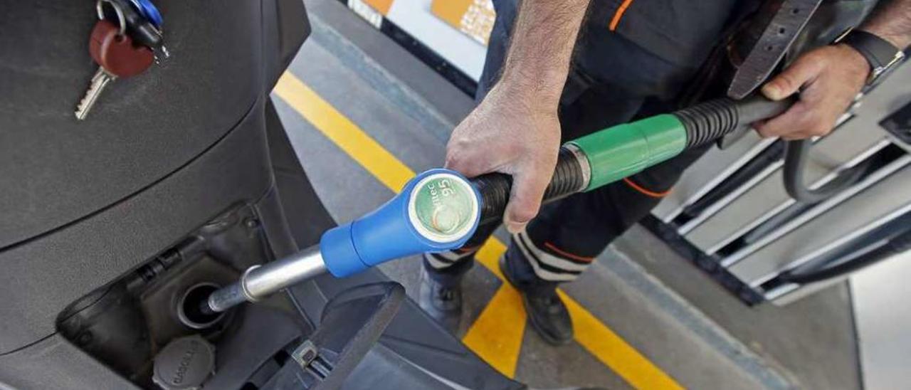 Un repostaje en una gasolinera de Vigo. // Marta G. Brea