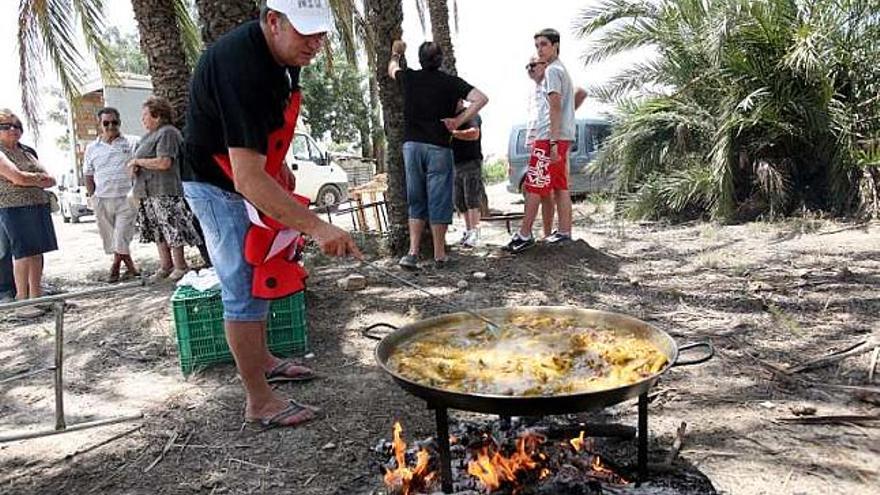 Familias durante el concurso de paellas.