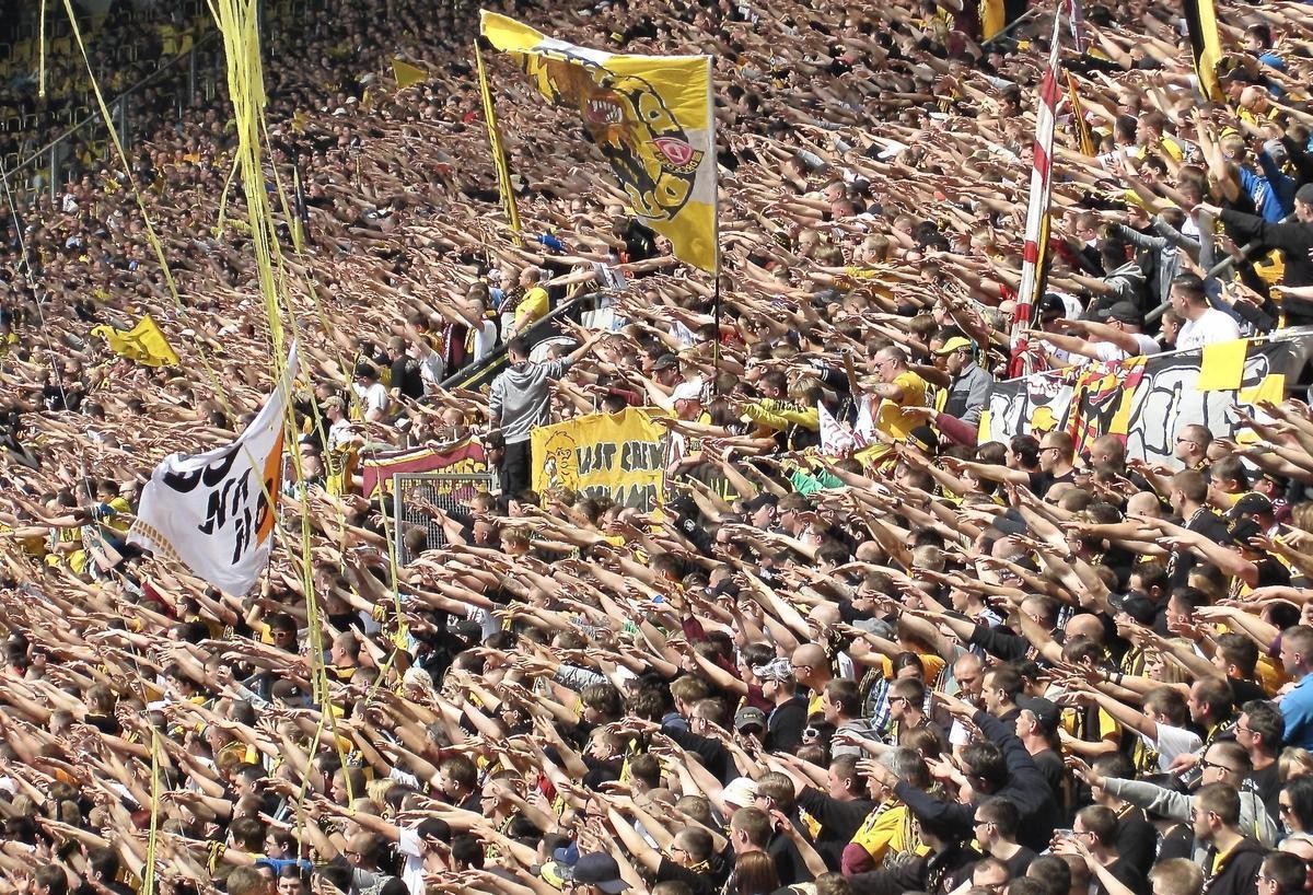 Un partido del SG Dynamo Dresden visto desde la grada de animación.