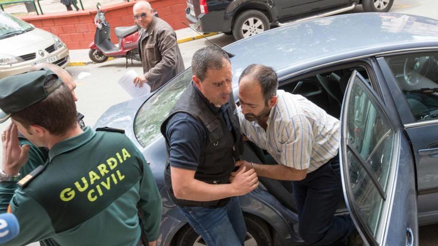 Juan A.A. entrando en los juzgados.