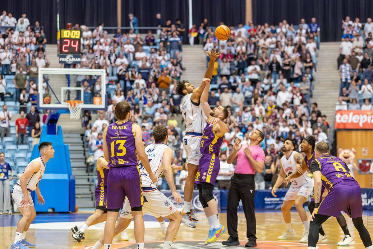 El Obradoiro arrasa en la 'guerra' con el Palencia El Obradoiro arrasa en la 'guerra' con el Palencia
