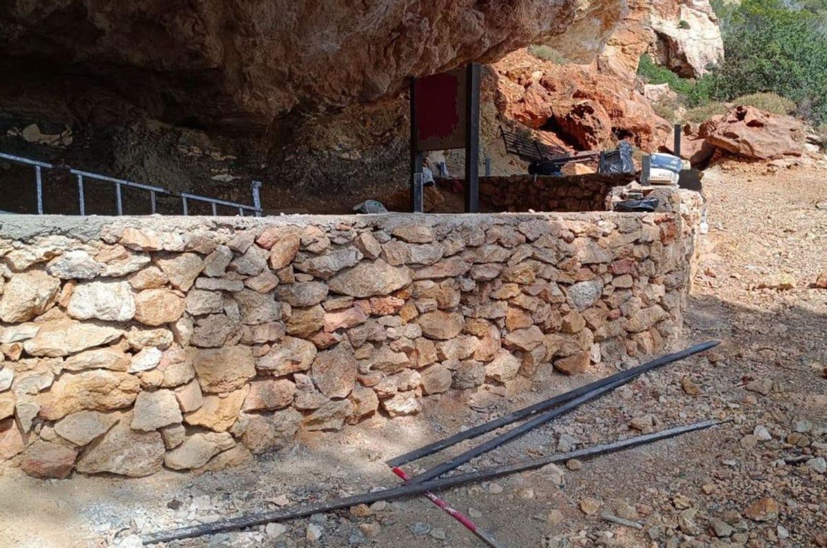 Restauración de la reja que protege     sa Cova de ses Fontanelles | CIE