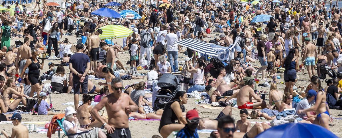La playa del Postiguet, de Alicante, llena de turistas esta Semana Santa.