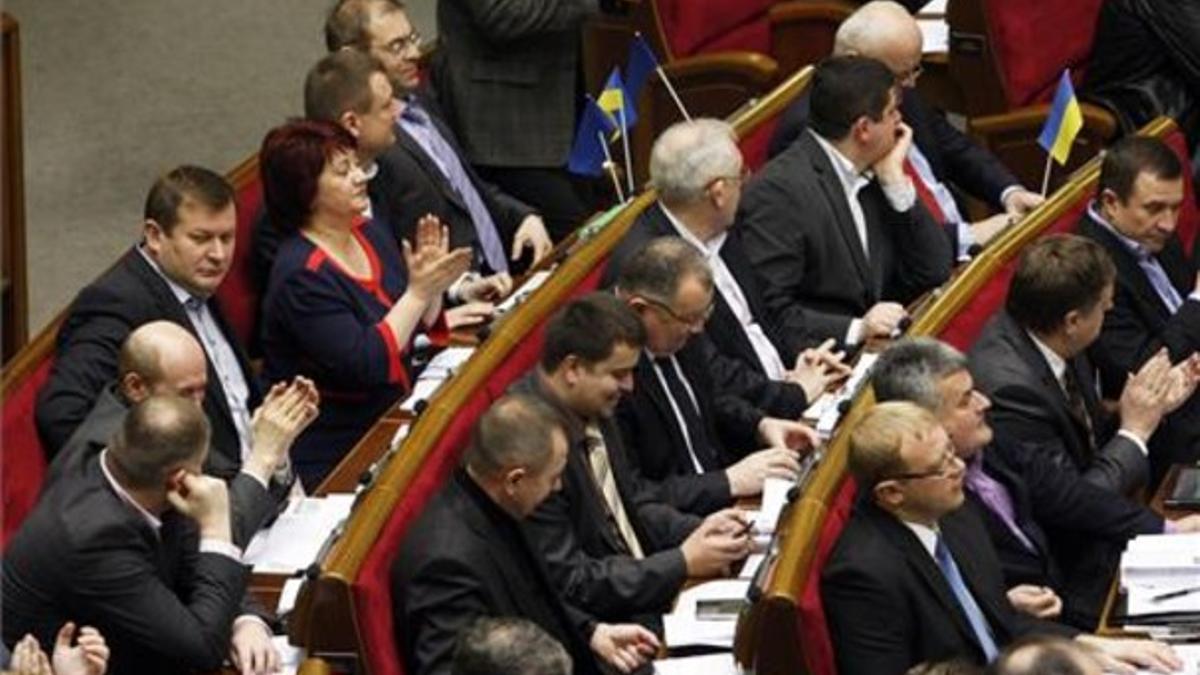 Diputados ucranianos aplauden tras la aprobación de la ley que autoriza la creación de una Guardia Nacional, este jueves en Kiev.