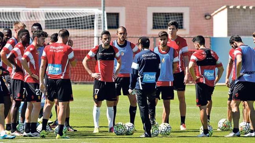 Fernando Vázquez da instrucciones a sus jugadores en el entrenamiento del pasado martes.