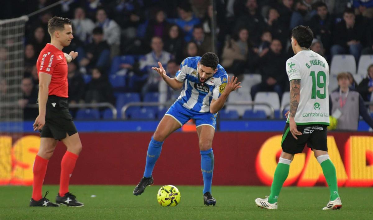 Un Dépor sin fortuna ni puntería cae en Riazor contra el Racing de Santander