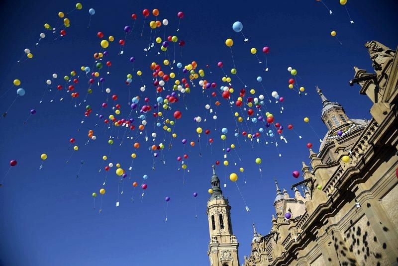 Suelta de globos literarios en la plaza del Pilar