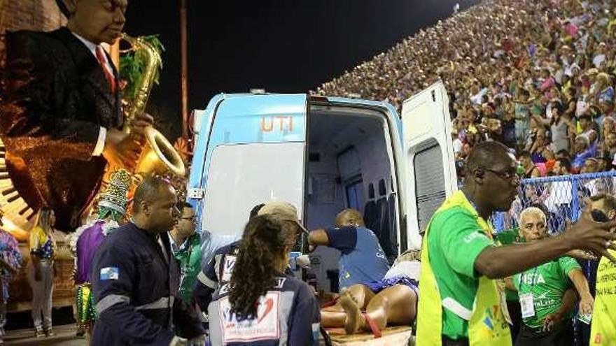 Treinta y dos heridos al caer una pasarela en el Sambódromo de Río