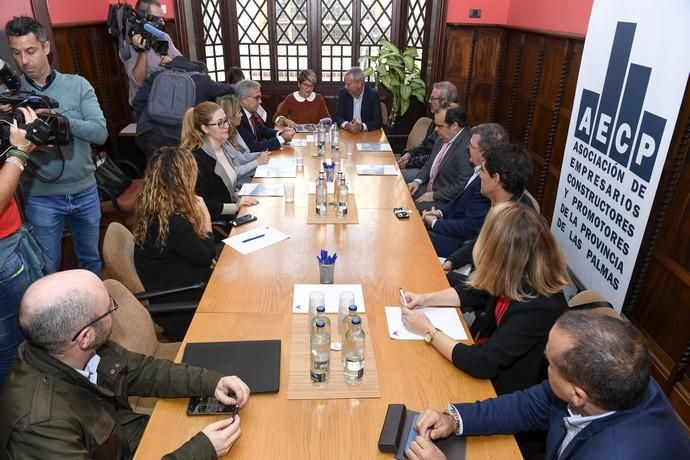 16-12-19 CANARIAS Y ECONOMIA. SEDE AECP. LAS PALMAS DE GRAN CANARIA. AECP. El consejero de Obras Públicas del Gobierno de Canarias, Sebastián Franquis, se reúne con la Asociación de Empresarios Constructores Promotores de Las Palmas para analizar la situación del sector y presentar a sus directivos una propuesta de pacto por la vivienda.  Fotos: Juan Castro.  | 16/12/2019 | Fotógrafo: Juan Carlos Castro